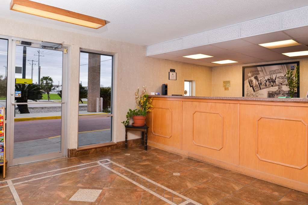 Super 8 By Wyndham Seguin Hotel Interior photo